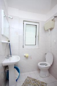 Ein Badezimmer in der Unterkunft Apartments with parking spaces Barbat, Rab - 4962