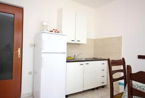 Küche/Küchenzeile in der Unterkunft Apartments with parking spaces Barbat, Rab - 4962