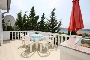 Ein Balkon oder eine Terrasse in der Unterkunft Apartments with parking spaces Barbat, Rab - 4962
