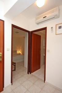 Galeriebild der Unterkunft Apartments with parking spaces Barbat, Rab - 4962 in Rab
