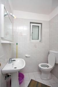 Ein Badezimmer in der Unterkunft Apartments with parking spaces Barbat, Rab - 4962