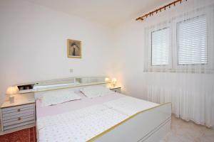 Postel nebo postele na pokoji v ubytování Apartment Barbat 4962a