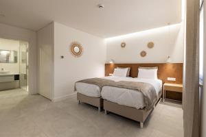 una camera con un grande letto e un bagno di Be Alva a Oliveira do Hospital