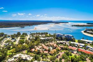 uma vista aérea de um resort ao lado de uma massa de água em Wolngarin Holiday Resort Noosa em Noosaville