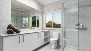 Seabreeze - Minutes from the Beach tesisinde bir banyo