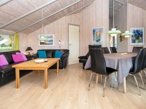 - un salon avec une table et un canapé dans l'établissement 8 person holiday home in Sydals, à Sarup