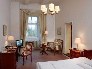 A seating area at Hotel und Restaurant Burg Schnellenberg