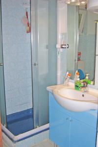 ein Bad mit einem Waschbecken und einer Dusche in der Unterkunft Apartments with a parking space Rogac, Solta - 5165 in Grohote