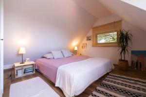 um quarto com uma cama grande e uma janela em Cottage Veronika em Velika Gorica