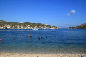 Fotografia z galérie ubytovania Family friendly seaside apartments Vinisce, Trogir - 5946 v destinácii Vinišće