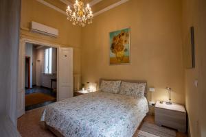 una camera da letto con un letto e un dipinto sul muro di Florence Urban Nest ~ Guesthouse a Firenze