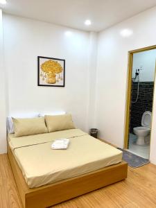 - une chambre avec un lit dans une chambre avec des toilettes dans l'établissement VRT Brilliant Hotel, à Cajidiocan