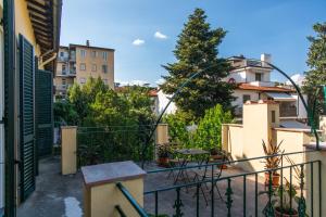 einen Balkon mit Stadtblick in der Unterkunft Florence Urban Nest ~ Guesthouse in Florenz