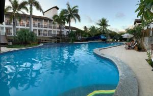 a large swimming pool next to a hotel at Pérola do Tree Bies Resort in Entre Rios