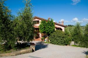 a house with trees and a brick driveway at Agriturismo De Santis in Castiglioncello