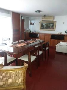 un comedor con una mesa larga y sillas en Casa 70 en La Plata