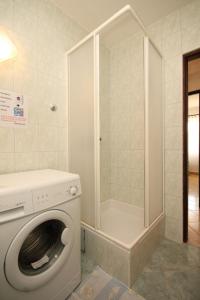 pralka w łazience z prysznicem w obiekcie Apartments with a parking space Rukavac, Vis - 8838 w mieście Vis