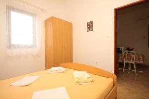 a room with a table with towels on it at Apartment Rukavac 8837f in Vis