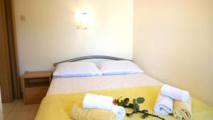 Posteľ alebo postele v izbe v ubytovaní Apartments with parking spaces Rukavac, Vis - 8839 + 32 fotografií