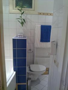 
A bathroom at B&B Romantic Rooms Central Haarlem

