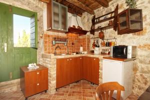 Fotografie z fotogalerie ubytování Family friendly house with a swimming pool Talez, Vis - 8850 v destinaci Vis