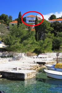 Fotografia z galérie ubytovania Apartments by the sea Necujam, Solta - 8647 v destinácii Grohote