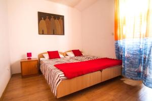 Ένα ή περισσότερα κρεβάτια σε δωμάτιο στο Apartments by the sea Stomorska, Solta - 8650