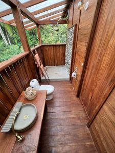 bagno con due servizi igienici in una casa di legno di Irana Pacific Hotel a Nuquí