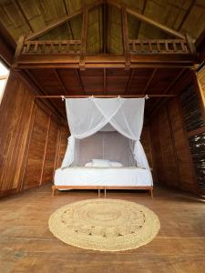 een bed in een tent met een tapijt in een kamer bij Irana Pacific Hotel in Nuquí