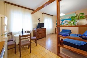 een kamer met een keuken en een slaapkamer met een stapelbed bij Apartments and rooms with parking space Komiza, Vis - 8844 in Komiža