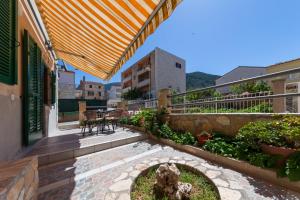 コミジャにあるApartments by the sea Komiza, Vis - 8860の建物の上にテーブルと椅子が置かれたバルコニー