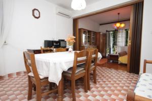 a dining room with a white table and chairs at Apartments with a parking space Vis - 8861 in Vis