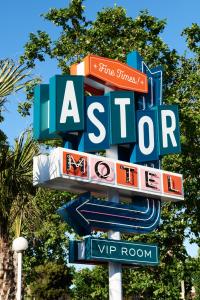 una señal de neón para un motel en Astor Hotel Motel, en Albury