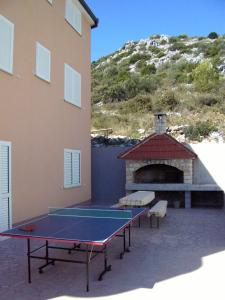 Stolný tenis v ubytovaní Apartments with a parking space Seget Vranjica, Trogir - 8507 alebo v jeho okolí