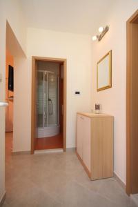 Koupelna v ubytování Apartments by the sea Trogir - 8683