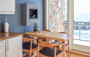 uma sala de jantar com uma mesa de madeira e cadeiras em Sjusjen Fjellstue Leil Nr 201 em Sjusjøen