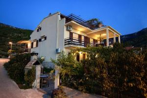 een groot wit huis met lichten aan bij Studio Komiza 8844a in Komiža