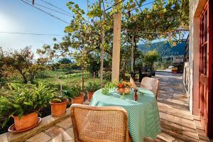 een tafel met een groene tafelkleed op een patio bij Studio Komiza 8844a in Komiža +11 foto's