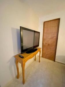 TV a/nebo společenská místnost v ubytování Cozy 3B2Br Centric Location Pool Wifi Van Rental + 32 fotografií