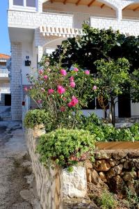 Vonkajšia záhrada v ubytovaní Apartments by the sea Trogir - 10342