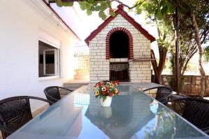 Fotografia z galérie ubytovania Apartments by the sea Trogir - 10342 v Trogiri