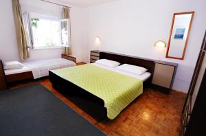 Posteľ alebo postele v izbe v ubytovaní Apartments by the sea Trogir - 10342