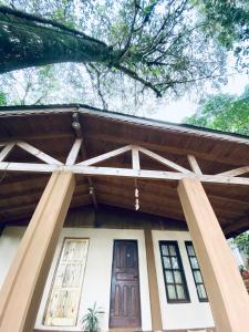 a house with a wooden roof and two windows at Cayetana in Puerto Iguazú
