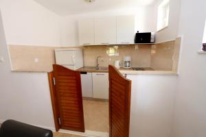 Kuchyňa alebo kuchynka v ubytovaní Apartments by the sea Trogir - 10342