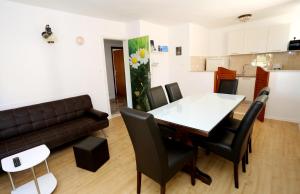 Kuchyňa alebo kuchynka v ubytovaní Apartments by the sea Trogir - 10342