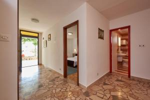 Posteľ alebo postele v izbe v ubytovaní Apartments by the sea Trogir - 10342