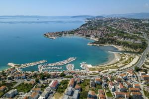 una vista aérea de una ciudad y un cuerpo de agua en Apartments by the sea Podstrana, Split - 9503 en Podstrana