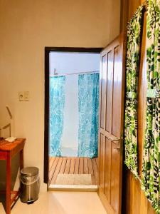 an open door with a view of the ocean at stay KULTURA in Banda Aceh