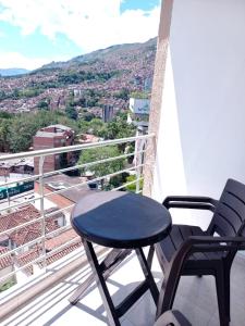 Un balcón o terraza de Hermoso apartamento con habitación privada