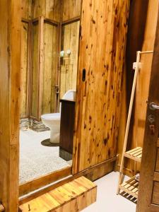 stay KULTURA في باندا أسيه: حمام به مرحاض وجدار خشبي
